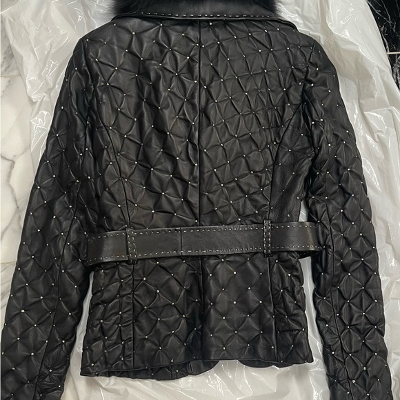 CACHE QUILTED SOFT LEATHER FOX FUR DETACHABLE COLLAR, SILVER DETAILING ON JACKET - Picture 3 of 16